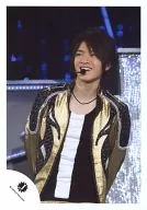 Mis Snow Man/深泽辰哉/现场照片・上半身・服装金黑・打底衫白・双手后・露齿・视线左/正式生写真