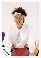 Kanjani Eight / Akihiro Yasuda / Above-the-knee ・ Costume white ・ Pink yellow orange blue ・ Bandana ・ Sitting ・ Handle red ・ Eye-point right / Official Official photo