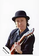 Kanjani Eight / Akihiro Yasuda / Upper body / Costume dark blue / Cap / Guitar / Mouth closed / Background white / Official Official photo