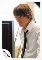 Kanjani Eight / Akihiro Yasuda / Upper Body / Shirt White / Tie Black / Body Facing Left / Front Monitor / Official Official photo