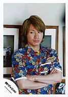 Kanjani Eight / Akihiro Yasuda / Upper Body / Patterned Shirt Blue / Arm Clasps / Mouth Closed / Eye Line Left / Background Picture Frame / Official Official photo