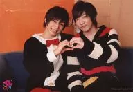 D2 / Shōtarō Ōkubo / San Tsuya no Suke / Horizontal, Arrodillado, Sentado, Vestido de rayas blancas y negras, con forma de corazón, "D2LIVE" / Official photo oficial