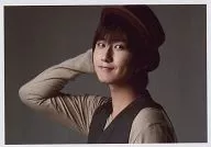 SS501 / Heo Young-saeng (Heo YoungSaeng) / Horizontal type bust up, costume beige, right hand hat, background gray / SS501 history photo (history photo)