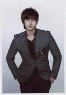 SS501/许永生(Heo YoungSaeng)/膝上・衣服灰色・双手腰部・背景白色/SS501历史照片(历史照片)