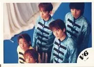 V6 / Group (5 people) / Horizontal ・ Costume yellow ・ Light blue ・ Morita Miyake Nagano Camera Eye View ・ Background blue ・ Curtain white / Official Official photo