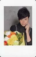 Shouta Aoi / Upper Body / Costume Black / Eye Left / Flower Bouquet / 『 SHO Union de Transports Aériens AOI Birthday Party 2014 in MARUI CITY SHIBUYA 』 Trading Instant Photo Style Card