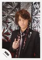 NEWS / Yuya Tegoshi / Upper body / Costume black / red / Right hand piece / Necktie / Official Official photo