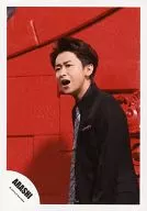 Arashi / Satoshi Ohno / Upper body / Costume black / Tie silver / Eye left / Background red / Official Official photo