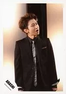 Arashi / Satoshi Ohno / Upper Body / Costume Black / Tie Silver / Eye View Upper Right / Body Front / Official Official photo