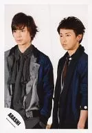 岚/大野智·松本润/上半身·服装蓝灰色黑色·视线左侧·背景白色/官方生写真
