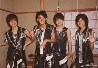 7WEST/集合(4人)重岡大毅・小瀧望・竹本慎平・新垣佑斗/横型・膝上・衣装黒.白・重岡左手腰・小瀧右手ピース・和室/公式生写真