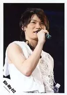 Kis-My-Ft2 / Takashi Nikaido / Live photo / Upper body / Costume white / Right hand microphone / Background black / Official Official photo