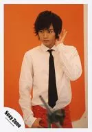 SeXyzone / Ken Nakajima / Upper body / Costume white red / Background orange / Left hand ear / Right hand thumb pocket / Official Official photo