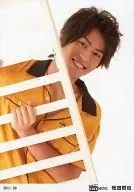 D-BOYS / Tetsuya Makita / Upper Body / Costume Yellow / Face Tilt / Left Hand Fence White / Smile Background White / 「 2011.09 」 / Official Official photo