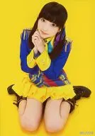 Wake Up Girls!/田中美海/全身・衣装青・黄色・赤・座り・両手交差・背景黄色/Wake Up Girls! Bromide Collection -vol.2-