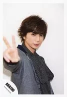嵐/松本潤/上半身衣服黑灰右邊和平披肩身體右向/正式生寫真