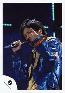 B.A.D/桐山照史/ライブフォト・バストアップ・衣装青.金・右手マイク・左手指立て/公式生写真