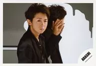 Arashi / Satoshi Ohno / Horizontal ・ Bust up ・ Body facing right ・ Gray background / Official Official photo