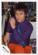 Kanjani Eight / Ryuhei Maruyama / Above-the-knee ・ Costume Purple ・ Orange ・ Left hand raised ・ Blue tie / Official Official photo