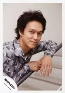 Kanjani Eight / Ryuhei Maruyama / Upper body / Costume white / gray / Handrail with both hands / Smile / Background white / Official Official photo