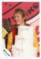 Kanjani Eight / Shodai Yasuda / Upper Body / Costume Yellow / Red / Leopard Pattern / Smile / Eye Left / Official Official photo