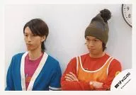 Kanjani Eight / Tadayoshi Okura / Takahira Maruyama / Bust up / Horizontal / Costume Okura Blue / Costume Maruyama Orange / Maruyama Brown Knitted hat / Maruyama Armband / Gaze Okura Left / Gaze Maruyama Right / Official Official photo