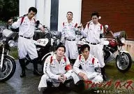 集合(5人)/横型・衣装白・しゃがみ・バイク/映画「アメイジング グレイス～儚き男たちへの詩～」スチール生写真