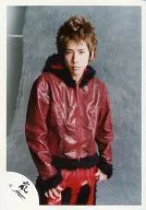 Arashi / Kazuya Ninomiya / Above-the-knee ・ Costume red ・ Both hands ・ Waist ・ Background grey / Official Official photo