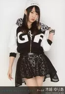 Yuria Kizaki / Acima do joelho e levantando a mão esquerda / AKB48 Imagem individual "Green Flash"