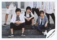 Hey! Say! JUMP / Hirota Yabu, Kei Inoo, Ryosuke Yamada / Horizontal, sitting, Yabu Ino in front of the tail, Yamada's right hand on the ground, 3 feet behind / Official Official photo