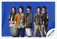 KAT-TUN/集合(5人)/膝上、横型、中心田口、视线右、背景蓝/正式生写真