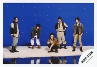 KAT-TUN/集合(5人)/全身·橫型·田口中腰·龟梨蹲·背景藍/正式生寫真