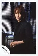 KAT-TUN/龟梨和也/上半身衣服黑色身體向左雙手合十雙手腹部/正式生寫真