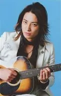 Rinne Mizuki / Upper body / Costume white / Guitar / Background blue / Official photo