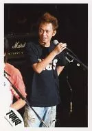 Tokio / Shigeru Kijima / Live Photo / T-shirt Black / Right Hand Microphone / Left Hand Back / Eye View Left / Official Official photo