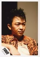 東京小子/城島茂/托胸衣橘黃色右手臂上揚右視線右背景灰色黑色/官方生寫真