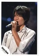 SeXyzone / Satoshi Matsushima / Live photo ・ Bust up ・ Costume white ・ Left hand microphone ・ Left facing / Official Official photo