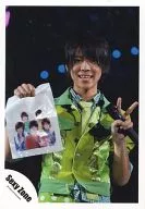 SeXyzone / Satoshi Matsushima / Live photo, upper body, costume green, left hand piece, left hand microphone, right hand bag / Official Official photo