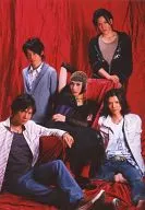 Group (5 people) / Whole body, sitting, Kenn costume red and white shirt, inner black, jeans, right facing, Saito costume white, jeans, Fujiwara costume gray, left facing, Ichinose costume black, beige, center Yuzawa, background red, private clothes shot / Stage "Magdalene Maria ~ Maria-san's Mad (Apple) Tea Party ~"