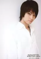 Hey!Say!JUMP/伊野尾慧/上半身衣服白色身体斜右朝向视线正面/Hey!Say!JUMP 2012 WORLD TOUR in JAPAN