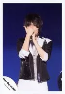Hey!Say!JUMP/伊野尾慧/现场照片·上半身·服装黑白·右手大拇指小指立·左手麦克风/官方生写真