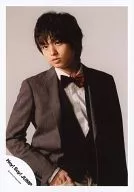 Hey!Say!JUMP/伊野尾慧/上半身衣服灰色黑白領結紅色右手袋背景灰色/官方生寫真