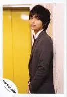 Hey! Say! JUMP/伊野尾慧/上半身・衣装グレー両手合わせ・体左向き・目線正面/公式生写真