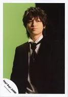 Hey!Say!JUMP/伊野尾慧/上半身衣服黑白領帶身體斜左背景綠黑/正式生寫真