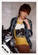 Kis-My-Ft2 / Kento Senga / Above-the-knee / Outerwear / Green-black plaid / Shirt / Yellow / Left-hand Goo / Necklace / Official Official photo