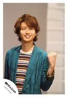 Kanjani Eight / Tadayoshi Okura / Upper Body / Costume Green / Striped Shirt / Left Hand Fist / Eye View Right / Official Official photo