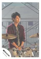 Kanjani Eight / Tadayoshi Okura / Upper Body / Costume Red and Blue / Denim / Both Hands Arrangement / Drum / Eye Right / Official Official photo