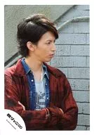 Kanjani Eight / Tadayoshi Okura / Upper Body / Costume Red and Black Gray / Denim / Arm Band / Eye Line Right / Official Official photo