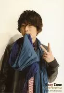 SeXyzone / Fuma Kikuchi / Upper body / Costume black / blue stole / Bite / Left hand piece / Wink / "SeXyzone Power Tour" Official photo