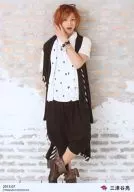 D2/三津谷亮/全身·服装白·黑·扑克牌花纹・太阳镜・左手右颊・脚交叉・背景砖/2013.07/官方生写真